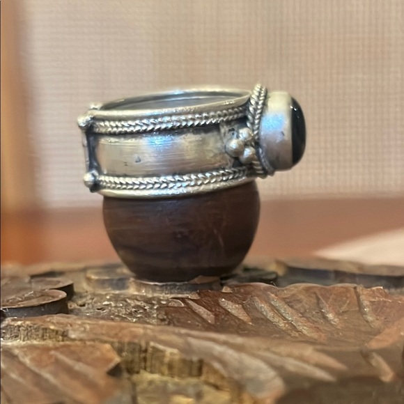 Elegant Silver and Black Stone Ring - Picture 3 of 5